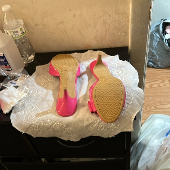 Jaclyn Smith Hot Pink Bow Heels - Picture 6 of 10